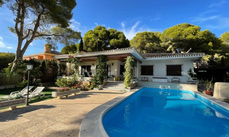 Villa en venta en Campoamor (Alicante)