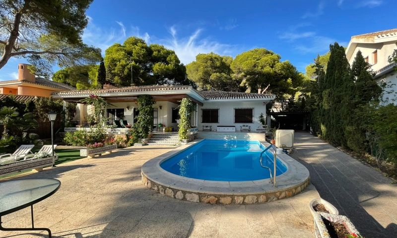 Villa en venta en Campoamor (Alicante)