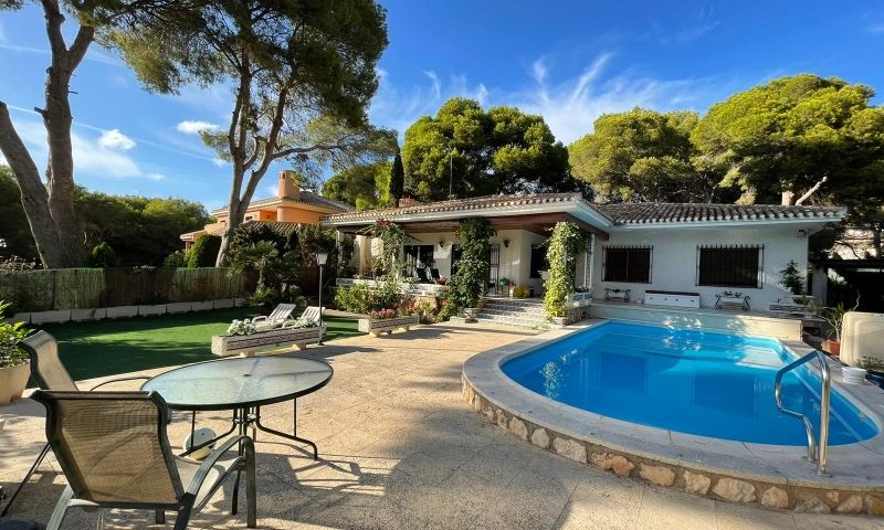 Villa en venta en Campoamor (Alicante)