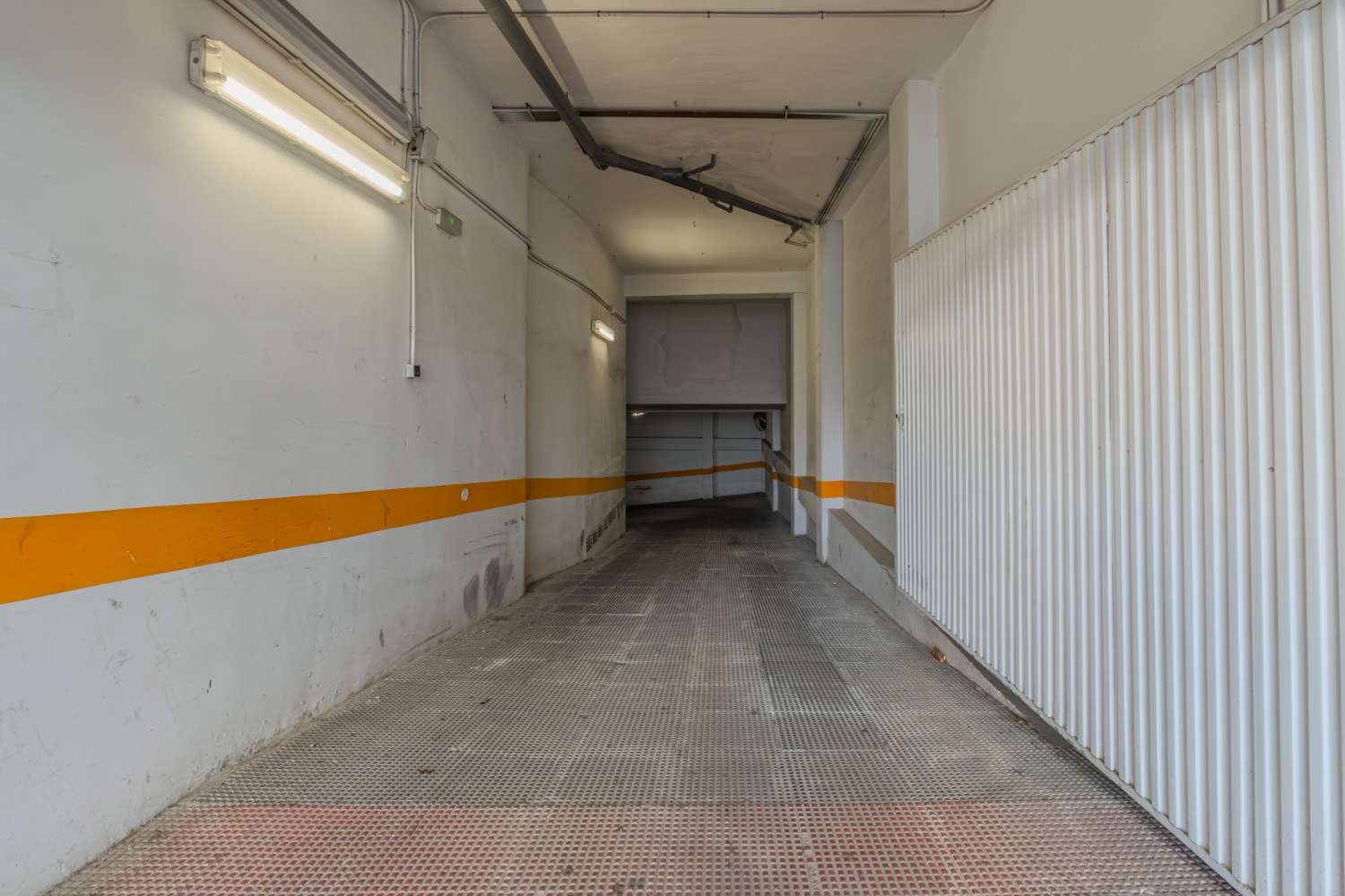 GARAJE CERRADO CERCA DEL COLEGIO INMACULADA EN TORREVIEJA