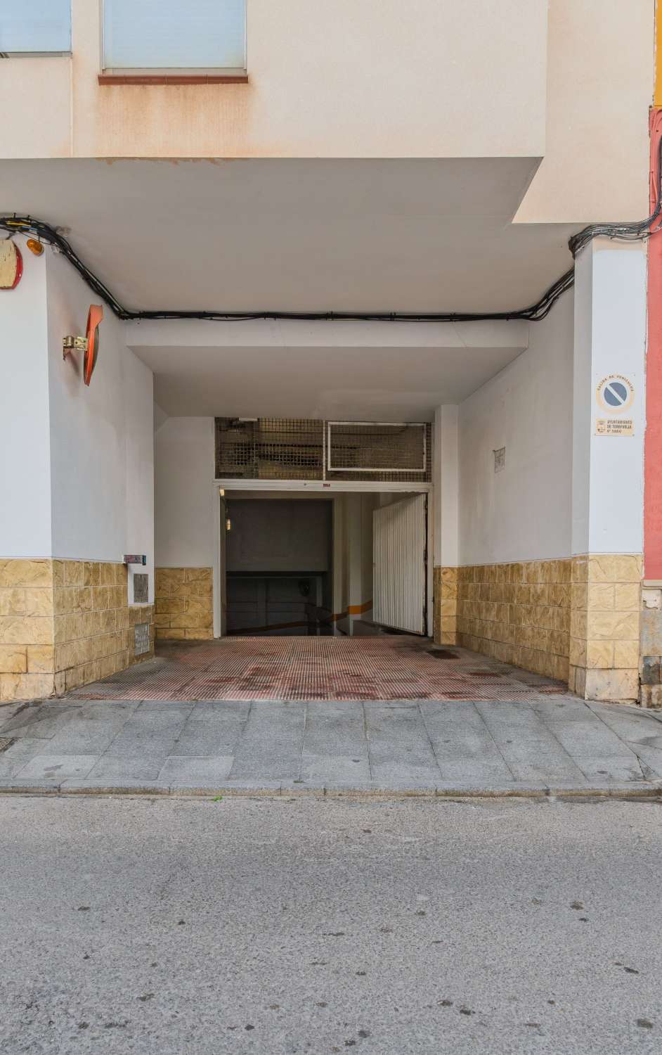 GARAJE CERRADO CERCA DEL COLEGIO INMACULADA EN TORREVIEJA