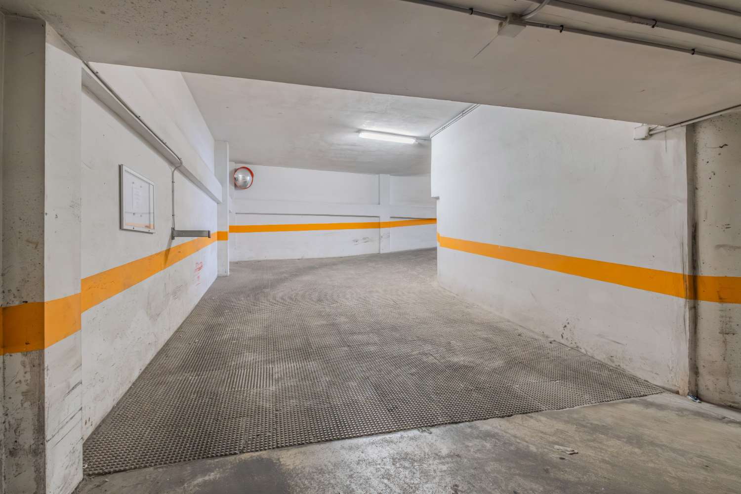 GARAJE CERRADO CERCA DEL COLEGIO INMACULADA EN TORREVIEJA