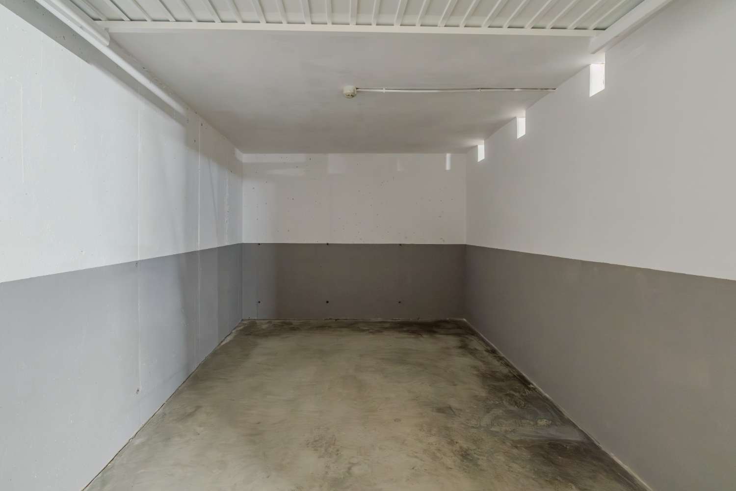 GARAJE CERRADO CERCA DEL COLEGIO INMACULADA EN TORREVIEJA