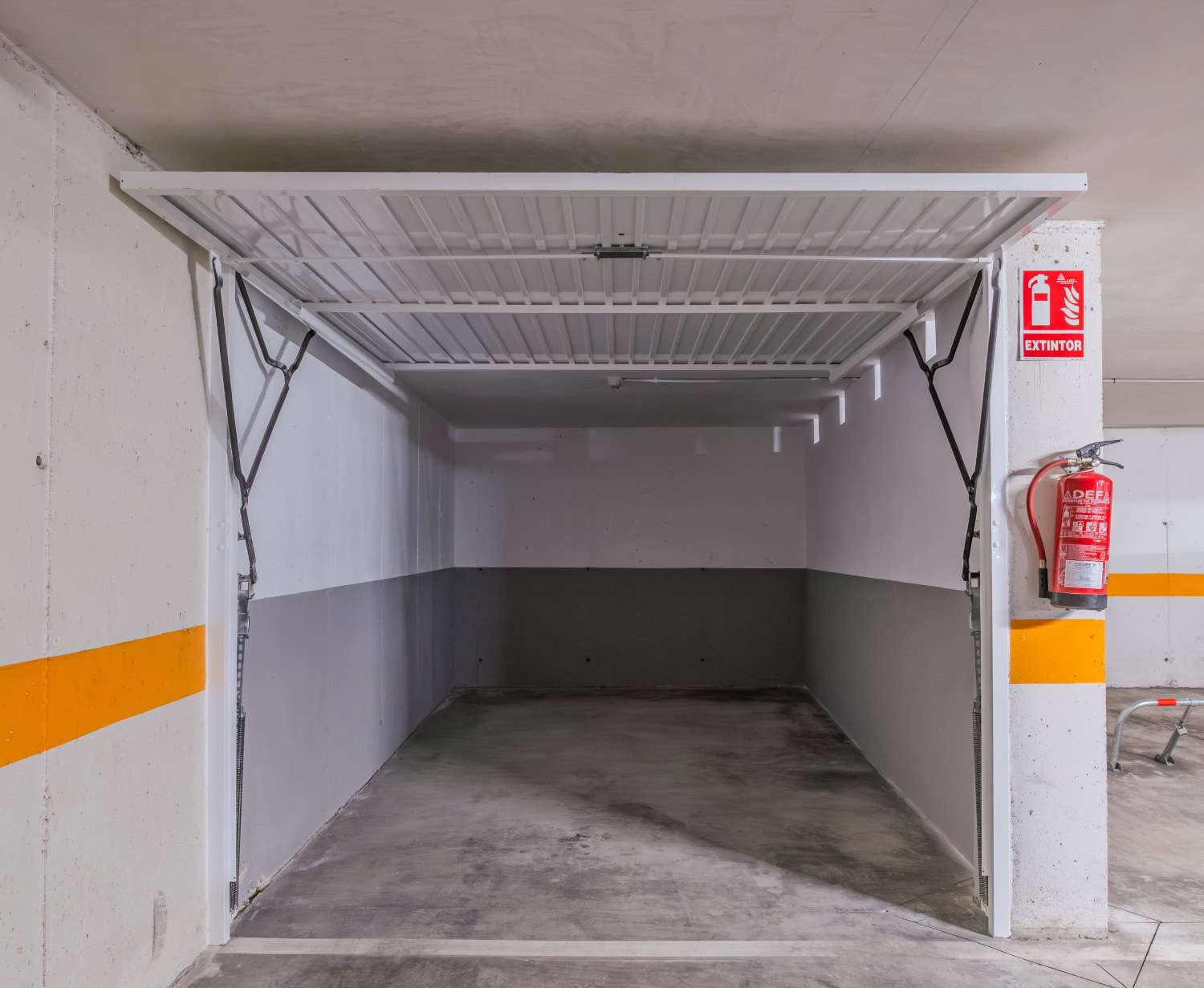 GARAJE CERRADO CERCA DEL COLEGIO INMACULADA EN TORREVIEJA