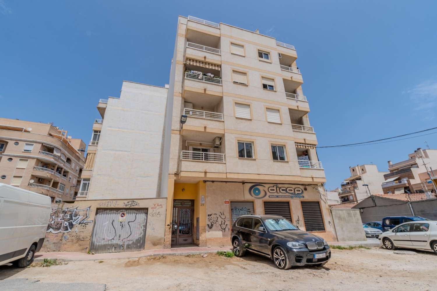 APARTAMENTO EN VENTA EN EL CENTRO DE TORREVIEJA 2 DORMITORIOS 1 BAÑO Y TERRAZA ORIENTACION SUR