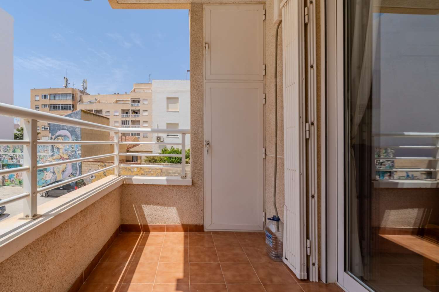 APARTAMENTO EN VENTA EN EL CENTRO DE TORREVIEJA 2 DORMITORIOS 1 BAÑO Y TERRAZA ORIENTACION SUR