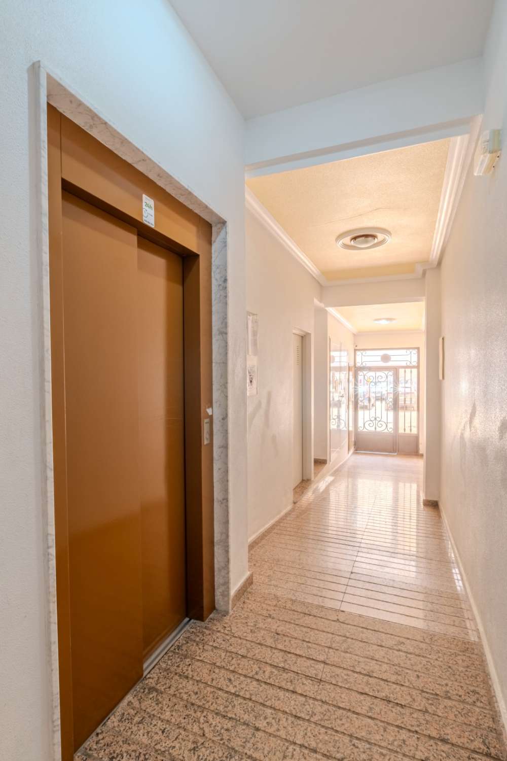 APARTAMENTO EN VENTA EN EL CENTRO DE TORREVIEJA 2 DORMITORIOS 1 BAÑO Y TERRAZA ORIENTACION SUR