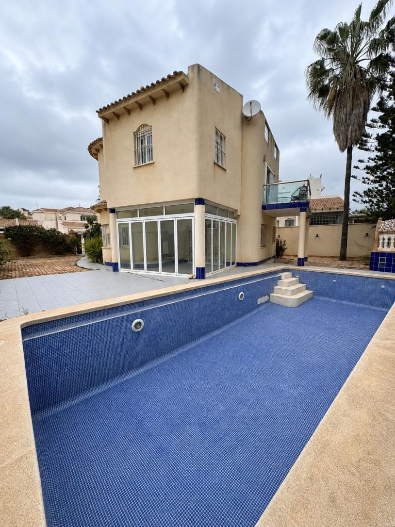 Villa en venta en Orihuela Costa