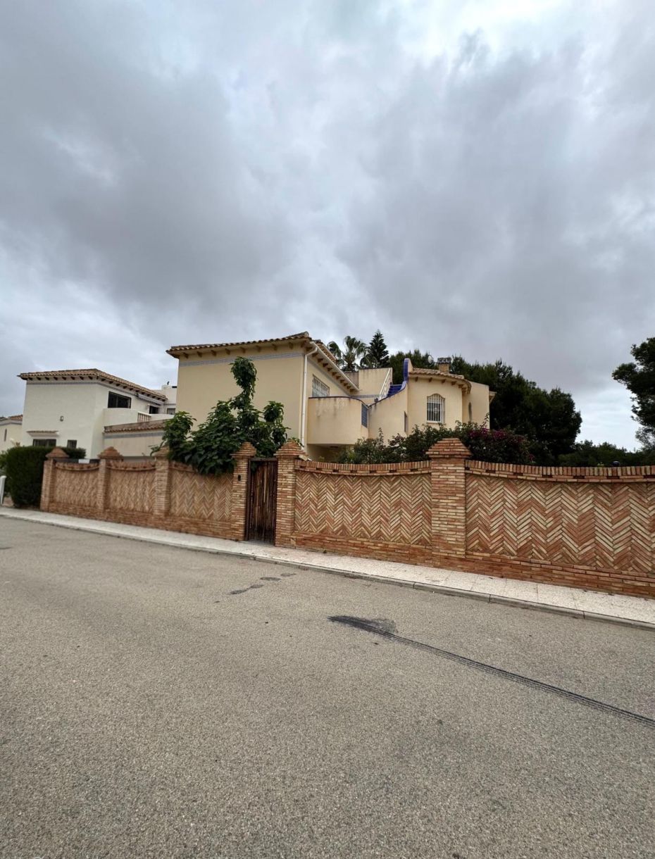 Villa en venta en Orihuela Costa