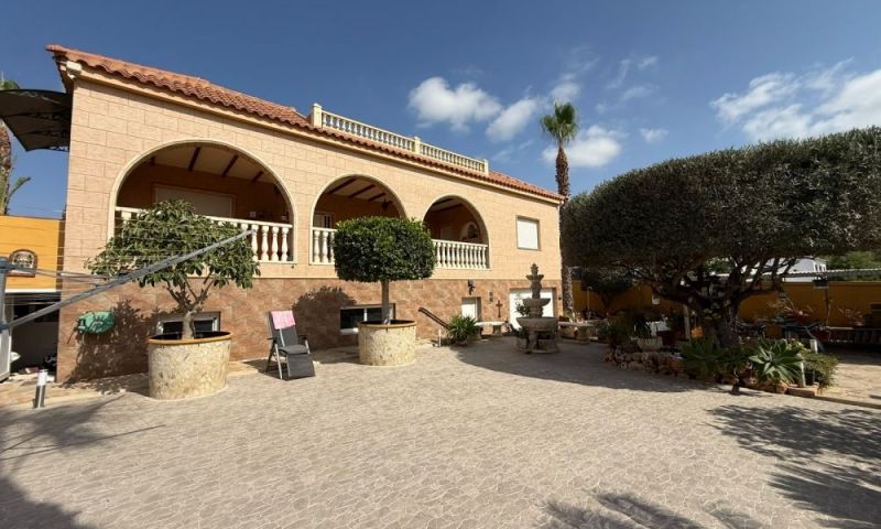 Villa myynnissä Pinar de Campoverde (Pilar de la Horadada)