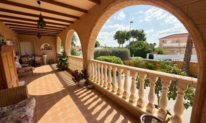 Villa myynnissä Pinar de Campoverde (Pilar de la Horadada)
