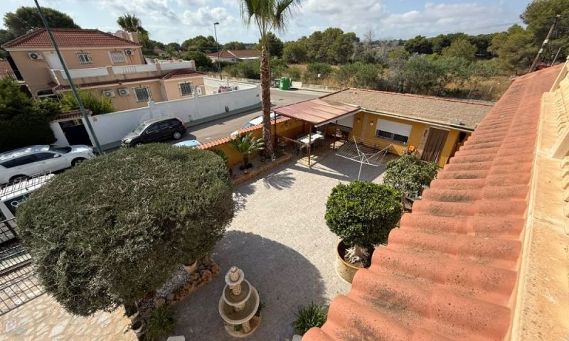 Villa myynnissä Pinar de Campoverde (Pilar de la Horadada)