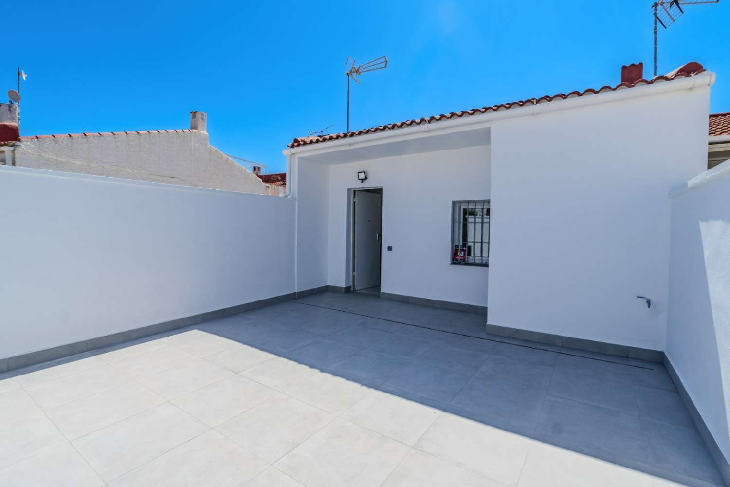 SE VENDE BUNGALOW DE 2 DORMITORIOS  1 BAÑO, AMUEBLADO Y TOTALMENTE REFORMADO CON TERRAZA DE  30M2