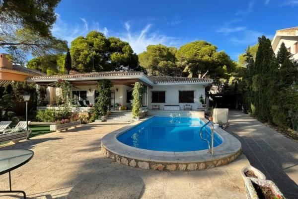 Villa en venta en Campoamor (Alicante)