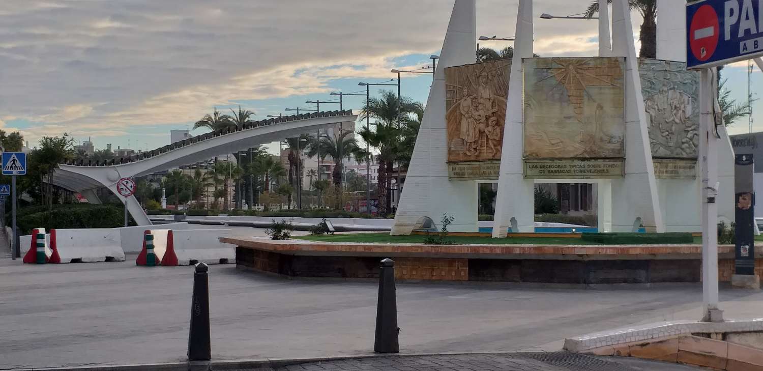 SE VENDE ATICO OCUPADO DE 2 DORMITORIOS 1 BAÑO AL LADO DEL CEIP EL ACEQUIÓN