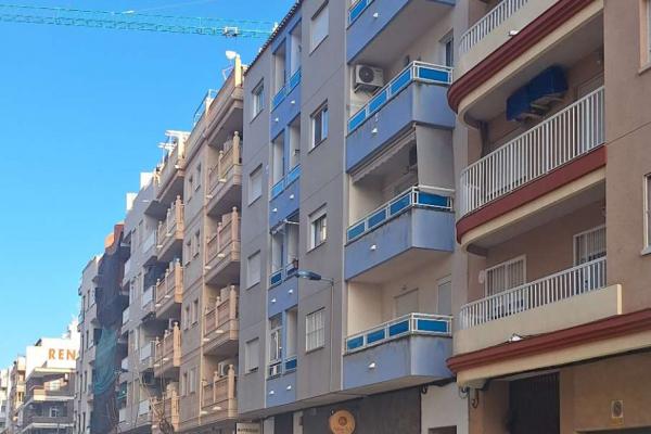 SE VENDE ATICO OCUPADO DE 2 DORMITORIOS 1 BAÑO...