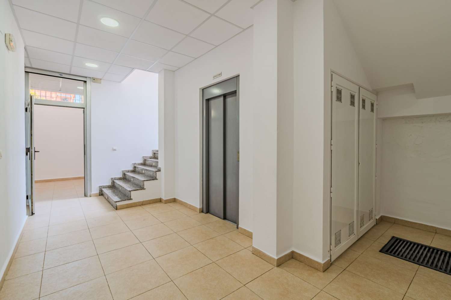 OKAZJA INWESTYCYJNA W TORREVIEJA: ODNOWIONY LOKAL O POWIERZCHNI 152 M2 Z 2 WYLOTAMI DYMU I MOŻLIWOŚCIĄ PODZIAŁU NA 2 LOKALE ZA 159 000 EUR