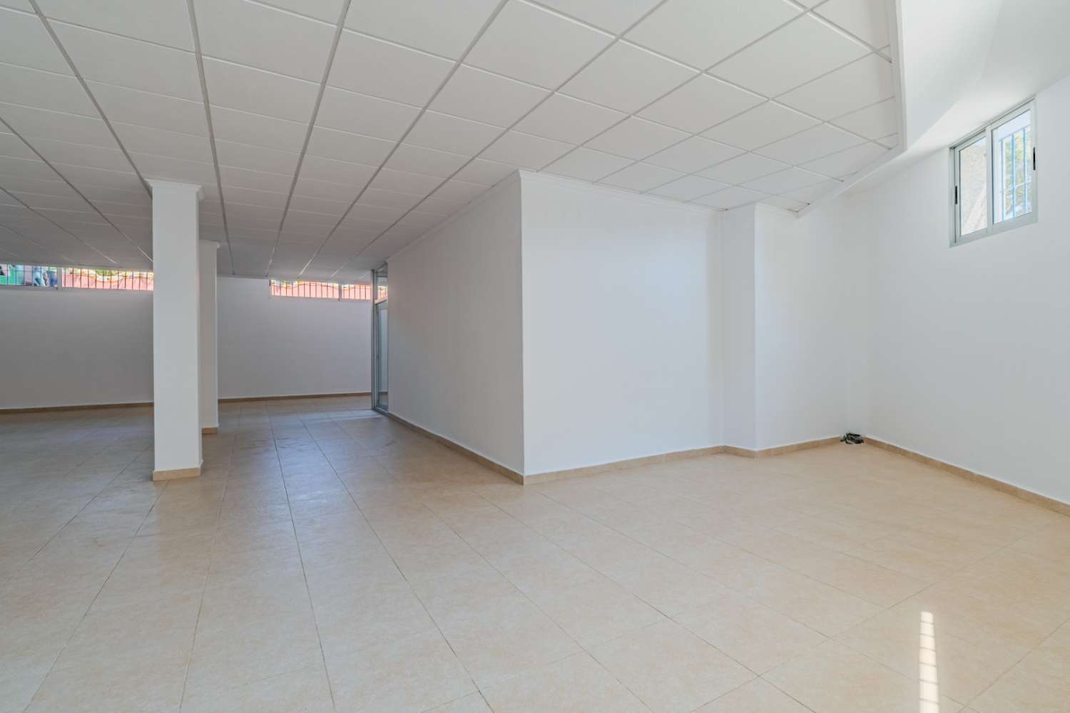 OKAZJA INWESTYCYJNA W TORREVIEJA: ODNOWIONY LOKAL O POWIERZCHNI 152 M2 Z 2 WYLOTAMI DYMU I MOŻLIWOŚCIĄ PODZIAŁU NA 2 LOKALE ZA 159 000 EUR