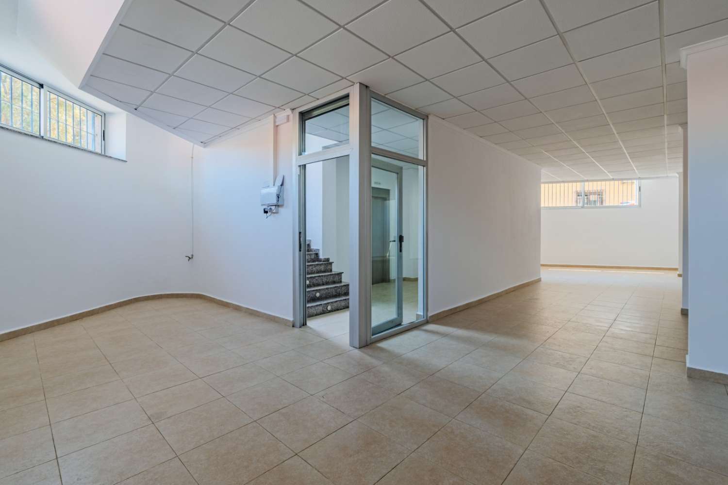 OKAZJA INWESTYCYJNA W TORREVIEJA: ODNOWIONY LOKAL O POWIERZCHNI 152 M2 Z 2 WYLOTAMI DYMU I MOŻLIWOŚCIĄ PODZIAŁU NA 2 LOKALE ZA 159 000 EUR