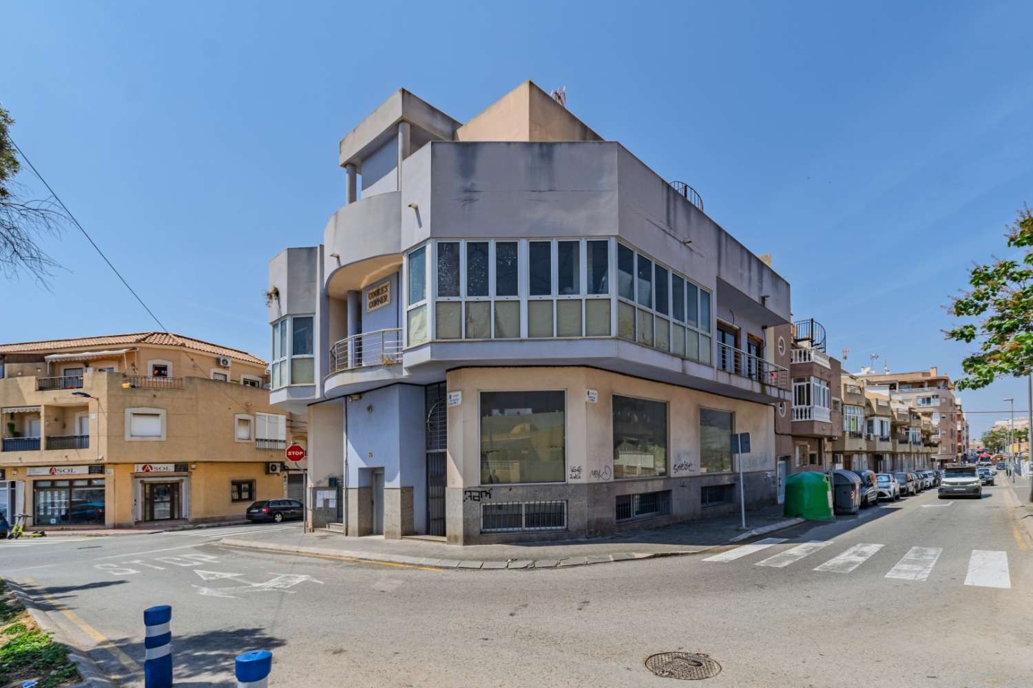OKAZJA INWESTYCYJNA W TORREVIEJA: ODNOWIONY LOKAL O POWIERZCHNI 152 M2 Z 2 WYLOTAMI DYMU I MOŻLIWOŚCIĄ PODZIAŁU NA 2 LOKALE ZA 159 000 EUR