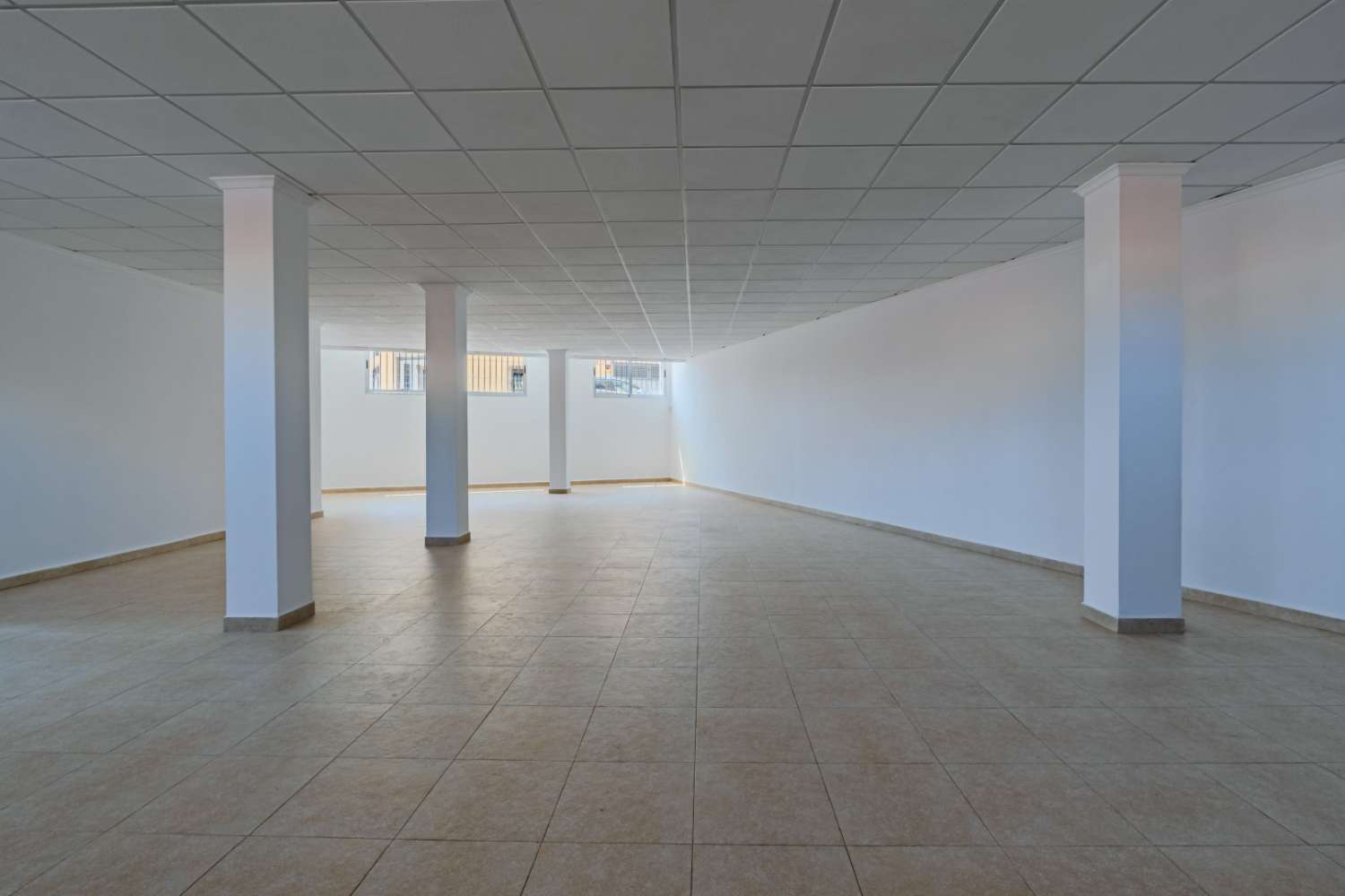 OKAZJA INWESTYCYJNA W TORREVIEJA: ODNOWIONY LOKAL O POWIERZCHNI 152 M2 Z 2 WYLOTAMI DYMU I MOŻLIWOŚCIĄ PODZIAŁU NA 2 LOKALE ZA 159 000 EUR