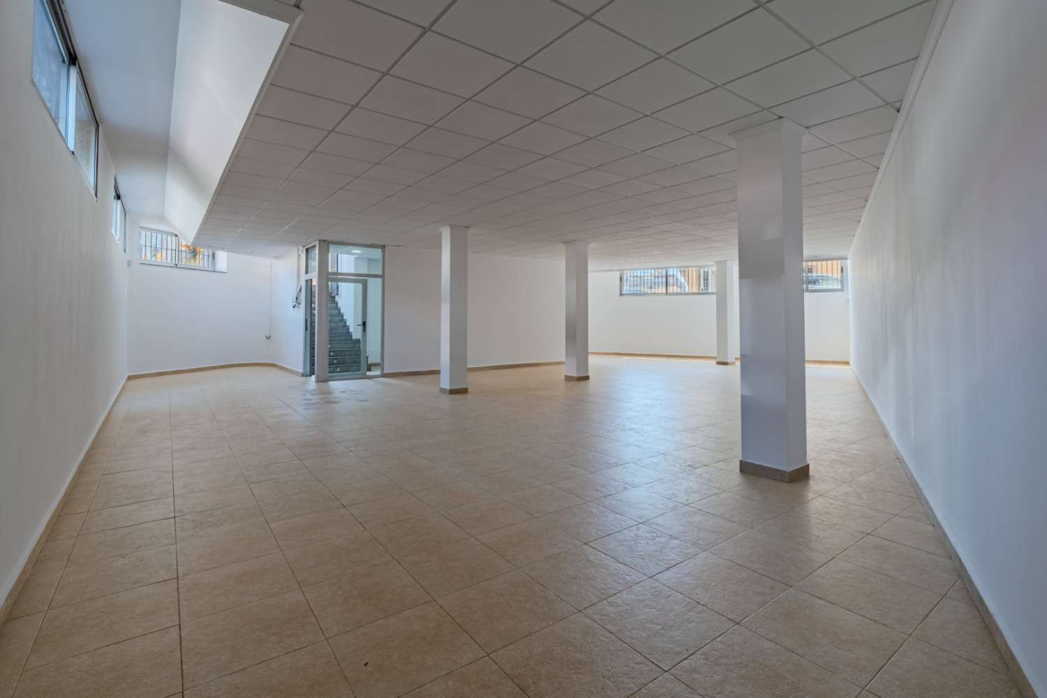 OKAZJA INWESTYCYJNA W TORREVIEJA: ODNOWIONY LOKAL O POWIERZCHNI 152 M2 Z 2 WYLOTAMI DYMU I MOŻLIWOŚCIĄ PODZIAŁU NA 2 LOKALE ZA 159 000 EUR