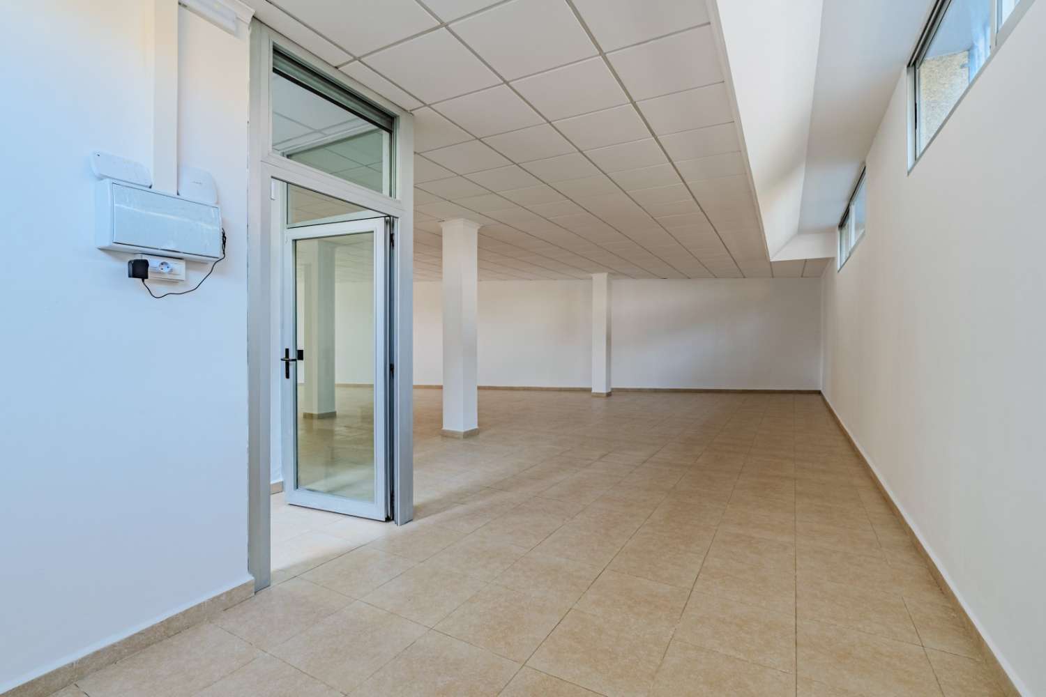 OKAZJA INWESTYCYJNA W TORREVIEJA: ODNOWIONY LOKAL O POWIERZCHNI 152 M2 Z 2 WYLOTAMI DYMU I MOŻLIWOŚCIĄ PODZIAŁU NA 2 LOKALE ZA 159 000 EUR