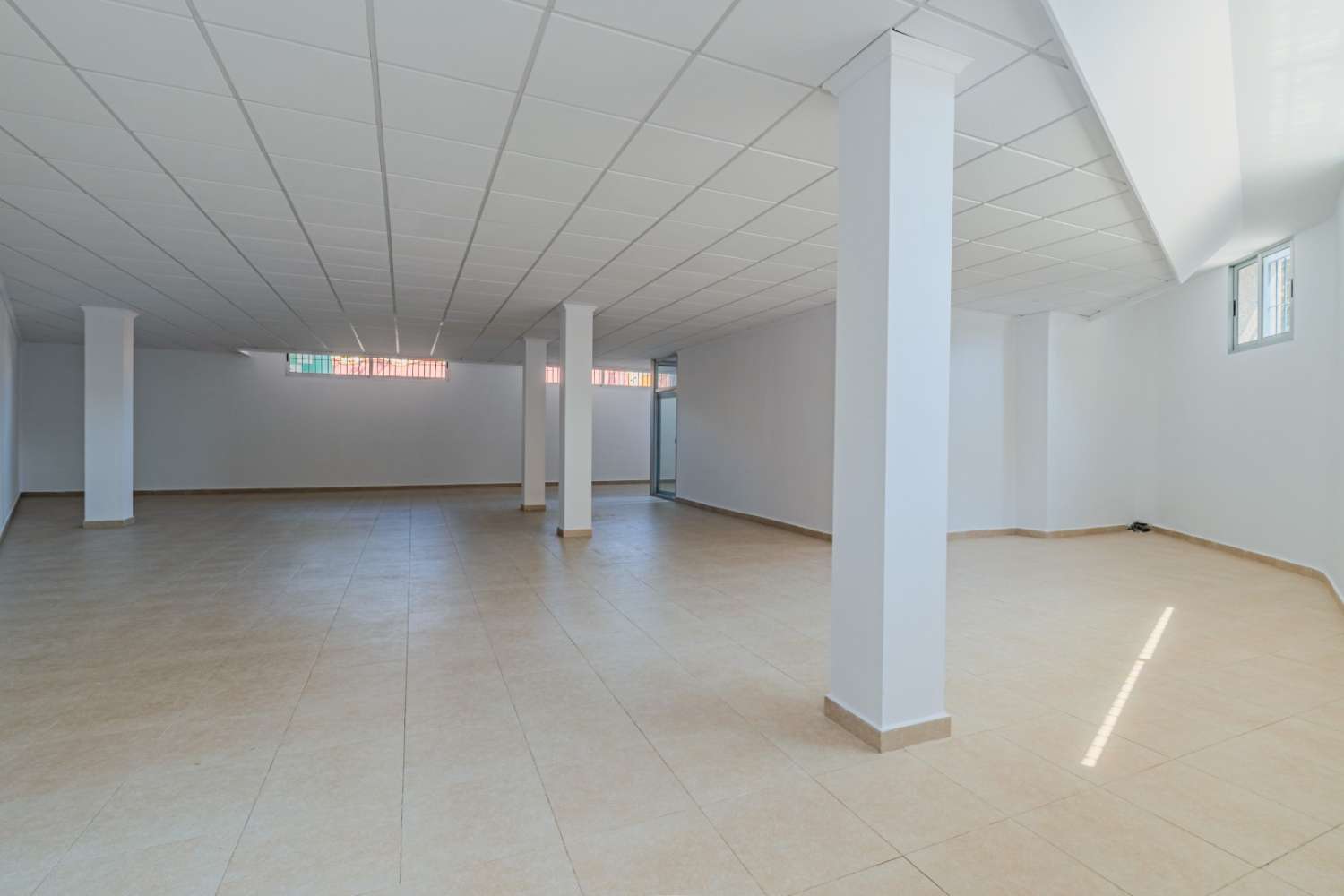 OKAZJA INWESTYCYJNA W TORREVIEJA: ODNOWIONY LOKAL O POWIERZCHNI 152 M2 Z 2 WYLOTAMI DYMU I MOŻLIWOŚCIĄ PODZIAŁU NA 2 LOKALE ZA 159 000 EUR