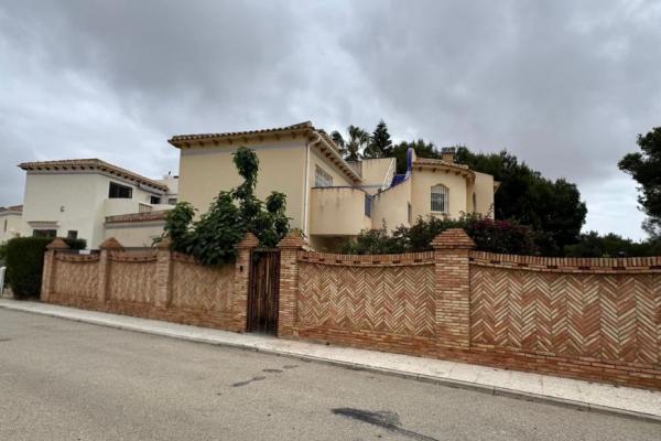 Villa en venta en Orihuela Costa
