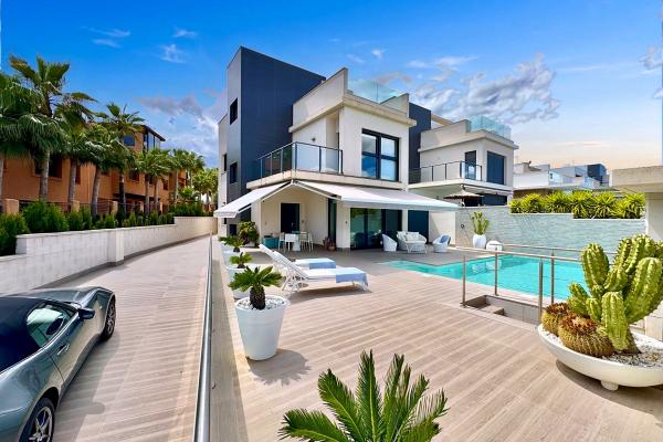 Villa for sale in San Miguel de Salinas